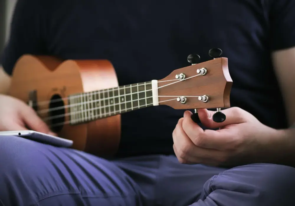 Jak nastroić ukulele: najlepsze aplikacje i porady dla początkujących
