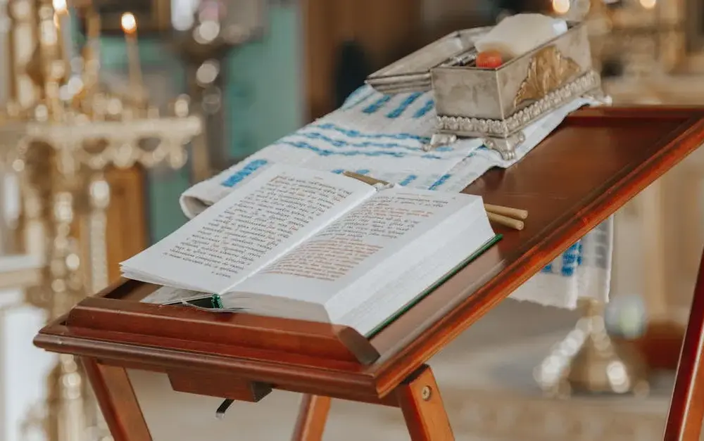 "Vexilla Regis" – Jak tłumaczyć i analizować ten utwór liturgiczny?