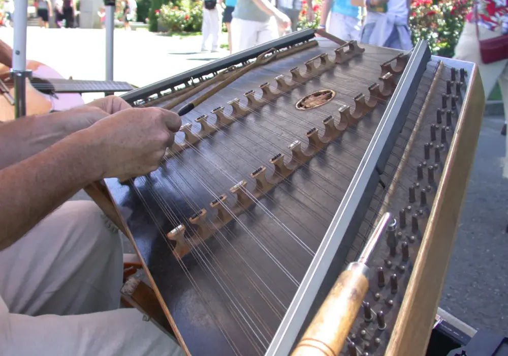 Cymbały - fascynujący instrument o bogatej historii i brzmieniu