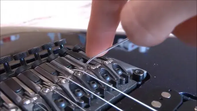 Jak zmienić struny w gitarze elektrycznej - uniknij najczęstszych błędów