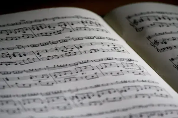 Jak dobrać idealny podkład muzyczny do zdjęć? Kompletny poradnik 2025