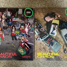 Dwie okładki albumów "Beautiful Chaos" od KATSEYE. Na lewej kobiety przy grillu i owocach, na prawej leżące na samochodach. Kreator albumy.