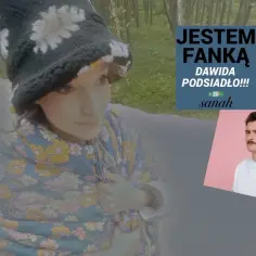 Sanah w kwiecistym płaszczu i czapce, obok napis "Jestem fanką Dawida Podsiadło!!!" i zdjęcie artysty.