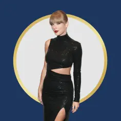 Taylor Swift w olśniewającej, czarnej sukni z cekinami, która podkreśla jej figurę. Wygląda zjawiskowo, jakby to był tekst "o tobie kochana".