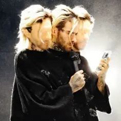 Artystyczne ujęcie Quebonafide, z efektem powielenia postaci, trzymającego mikrofon i telefon. To wizualne odzwierciedlenie jego bogatej dyskografii.