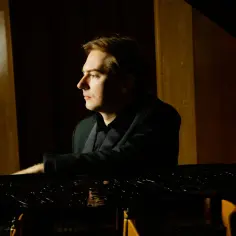 Pianista w skupieniu gra najsłynniejsze utwory Chopina.