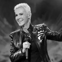 Marie Fredriksson z Roxette, w skórzanej kurtce z motywem smoka, śpiewa swoje niezapomniane utwory.
