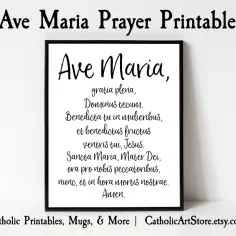 Czarno-biały wydruk z tekstem modlitwy "Ave Maria" w języku łacińskim. Idealny do dekoracji domu lub jako prezent.
