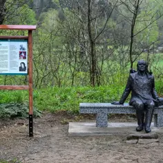 Ławka Majstra Biedy, upamiętniająca wolna grupa bukowina, zaprasza do odpoczynku.