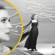 Kobieta w czarnej sukni, jak santor piosenki alfabetycznie, na scenie z surrealistycznymi dekoracjami.