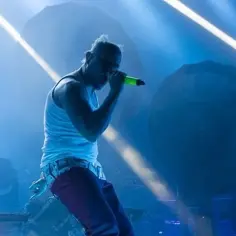 Keith Flint z The Prodigy śpiewa na koncercie, energia jego utworów porusza tłumy.