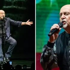 Peter Gabriel, wokalista Genesis, śpiewa na scenie. Jego utwory wciąż poruszają serca fanów.