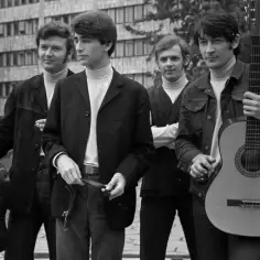 Czterech młodych mężczyzn z gitarami, jakby gotowi do nagrania "czerwone gitary historia jednej znajomości tekst".