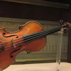Płyta wierzchnia skrzypiec: poznaj najważniejszą część tego instrumentu