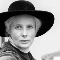 Agnieszka Osiecka w kapeluszu, inspiracja dla wielu jej niezapomnianych utworów.