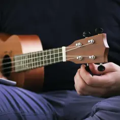 Jak nastroić ukulele: najlepsze aplikacje i porady dla początkujących