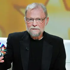 Piotr Szczepanik prezentuje płytę z piosenkami.