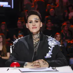 Chylińska w jury, gotowa oceniać nowe piosenki. Jej stylizacja z kolcami i tatuażami przyciąga wzrok.