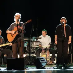 Wolna Grupa Bukowina gra największe przeboje. Na scenie basista, gitarzysta, perkusista i wokalistka.