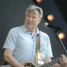 Andrzej Rybiński, mimo swojego wieku, wciąż z pasją gra na gitarze i śpiewa na scenie.