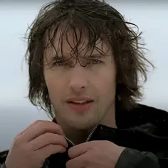 James Blunt, w deszczu, przygotowuje się do wykonania swoich poruszających utworów.