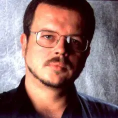 Jacek Kaczmarski w okularach, z wąsikiem i bródką. Jego piosenki kaczmarskiego alfabetycznie to skarbnica historii.