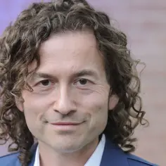 Piotr Rubik z charakterystyczną burzą loków, w granatowej marynarce. Jego muzyka, jak te utwory, porusza serca.