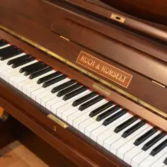 Eleganckie pianino Koch & Korselt. Zastanawiasz się, ile kosztuje strojenie pianina? To instrument, który wymaga troski.
