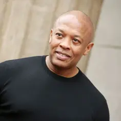 Dr. Dre, legenda hip-hopu, w czarnym swetrze. Jego kultowe dr. dre utwory wciąż inspirują.
