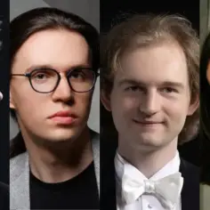 Czterech młodych pianistów, finalistów konkursu chopinowskiego, w eleganckich strojach.