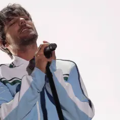 Louis Tomlinson śpiewa z pasją, czuć emocje w jego utworach.