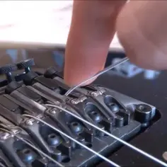 Jak zmienić struny w gitarze elektrycznej - uniknij najczęstszych błędów