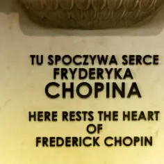 Tu spoczywa serce Chopina. Napis na pomniku w języku polskim i angielskim.