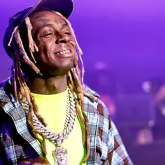 Lil Wayne na scenie, w kratę i z łańcuchem z Jezusem. Słuchasz "Love Me" feat. Drake & Future?