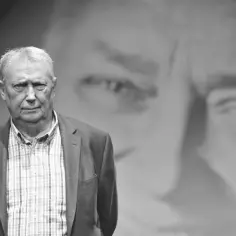 Wojciech Młynarski, w okularach i marynarce, z uśmiechem na twarzy, jakby mówił "Róbmy swoje".