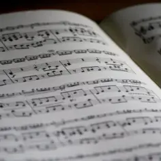Jak dobrać idealny podkład muzyczny do zdjęć? Kompletny poradnik 2025