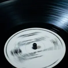 Czarne Chmury – Muzyka serialu i jej kontekst historyczny: Jakie ma znaczenie?
