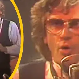 Wodecki w okularach, śpiewający do mikrofonu. Jego piosenki, ułożone alfabetycznie, brzmią jak muzyczna podróż.