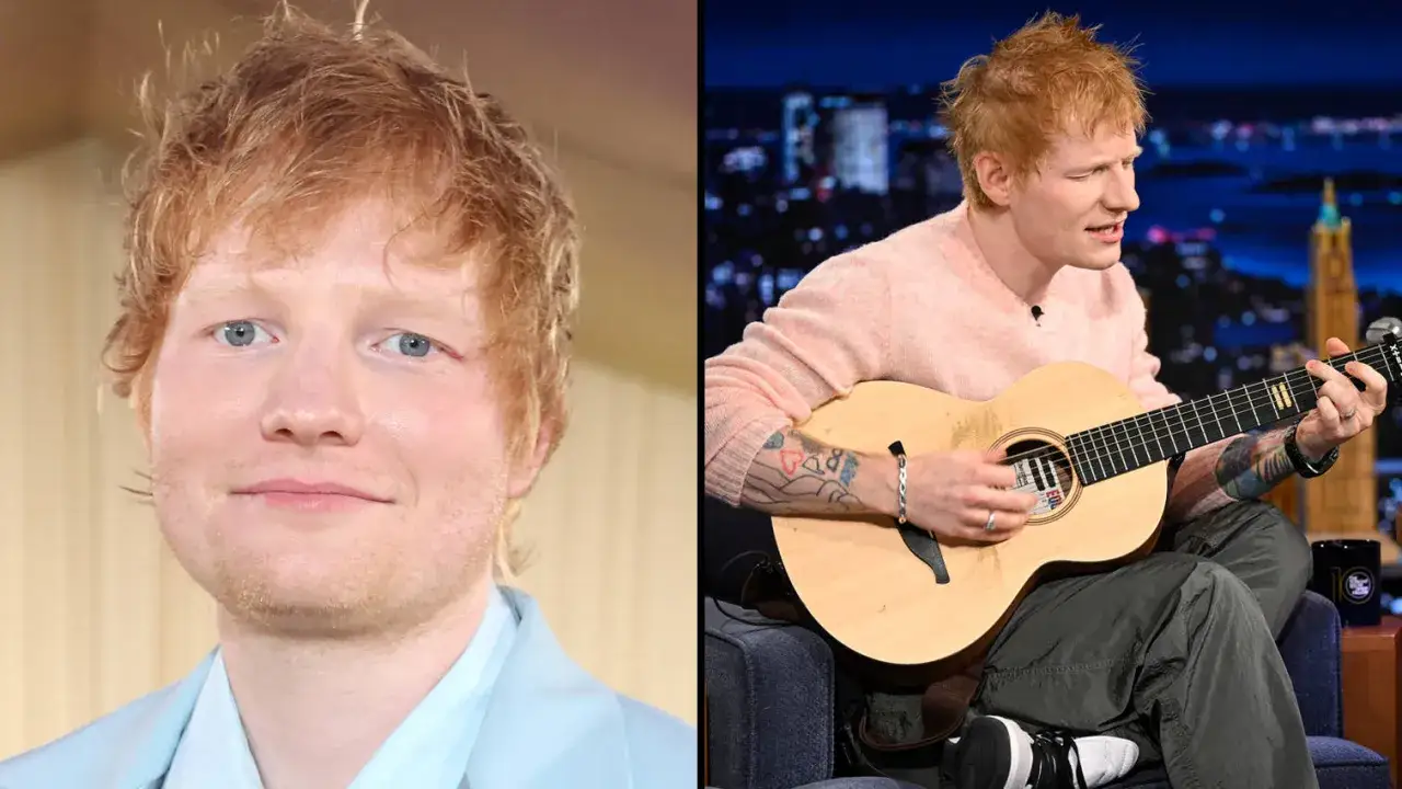 Ed Sheeran, z rudymi włosami i niebieskimi oczami, gra na gitarze w różowym swetrze. Jego tatuaże są widoczne na ramieniu.