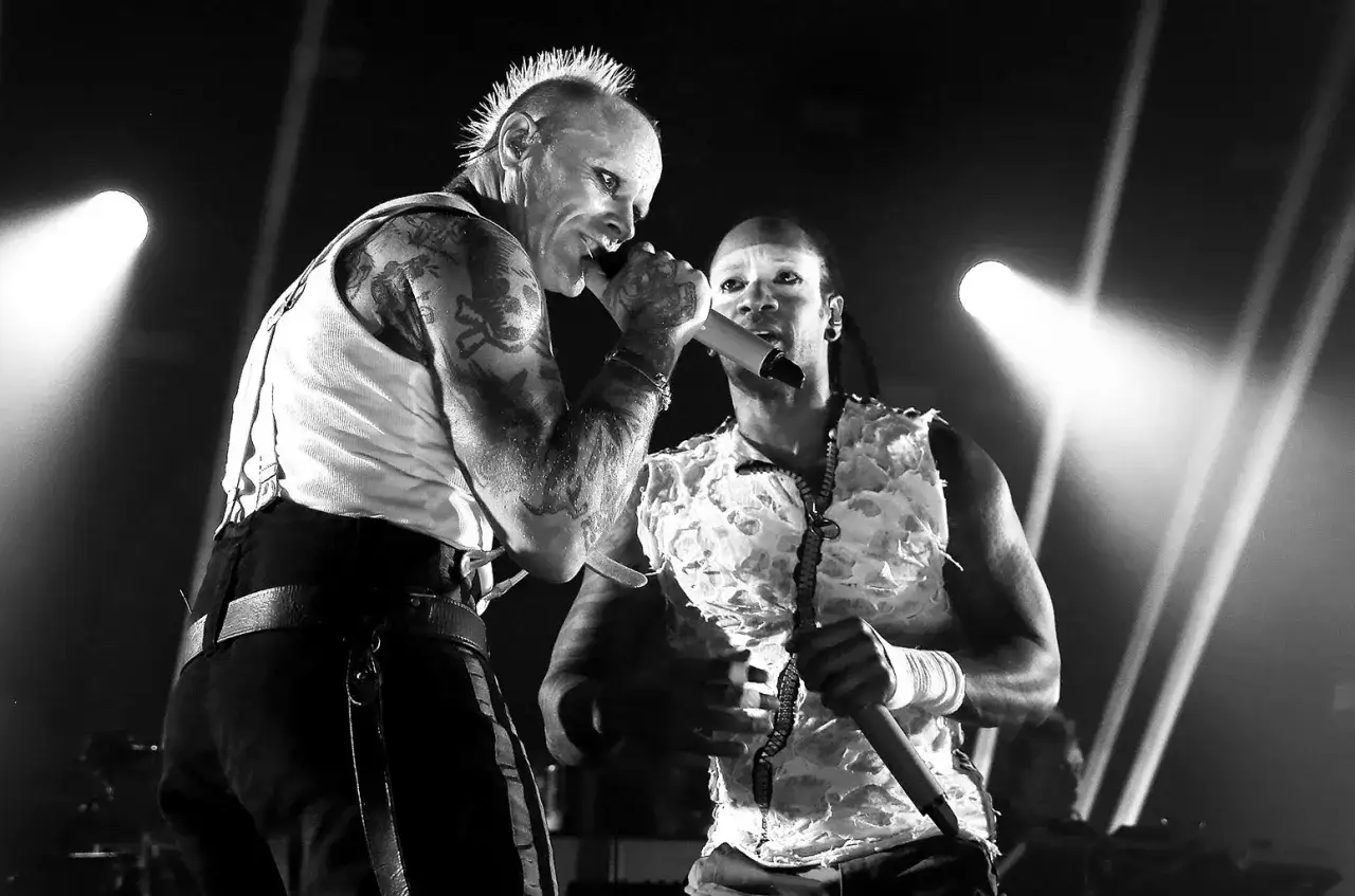 Keith Flint i Maxim z The Prodigy na scenie, wykonujący utwory, które porwały tłumy.