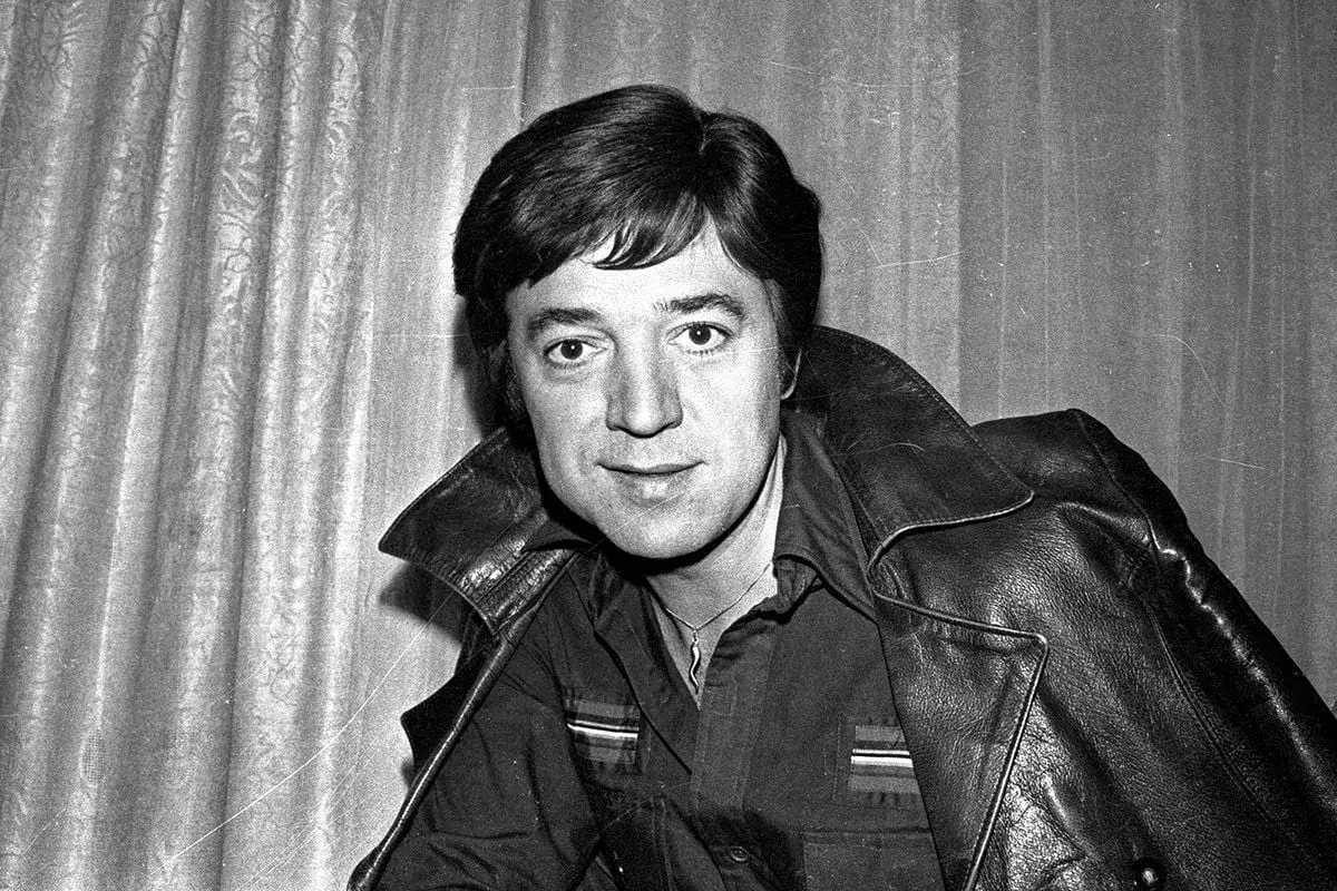 Jerzy Połomski w skórzanej kurtce, jakby pozował do alfabetycznego spisu piosenek.