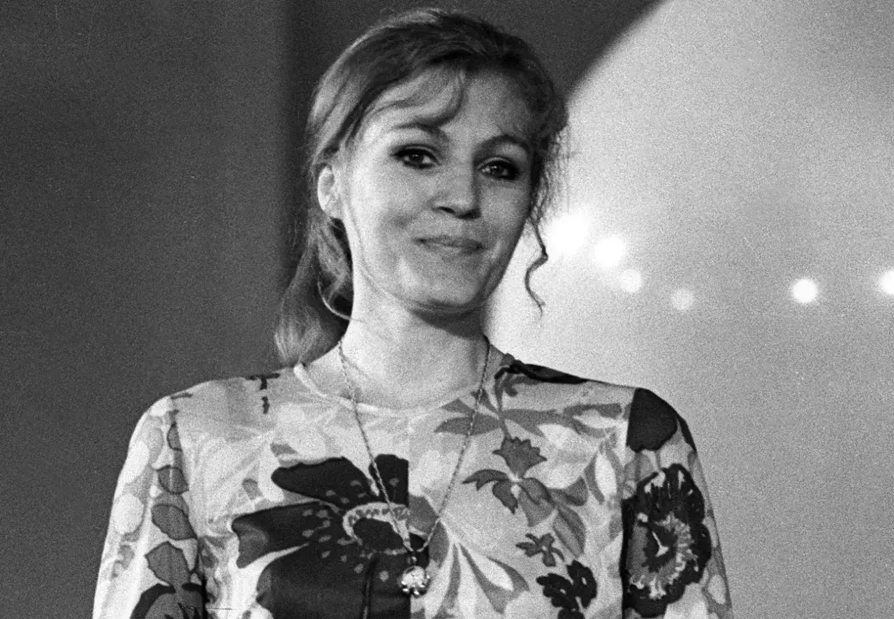 Anna German w kwiecistej sukience, jakby śpiewała 