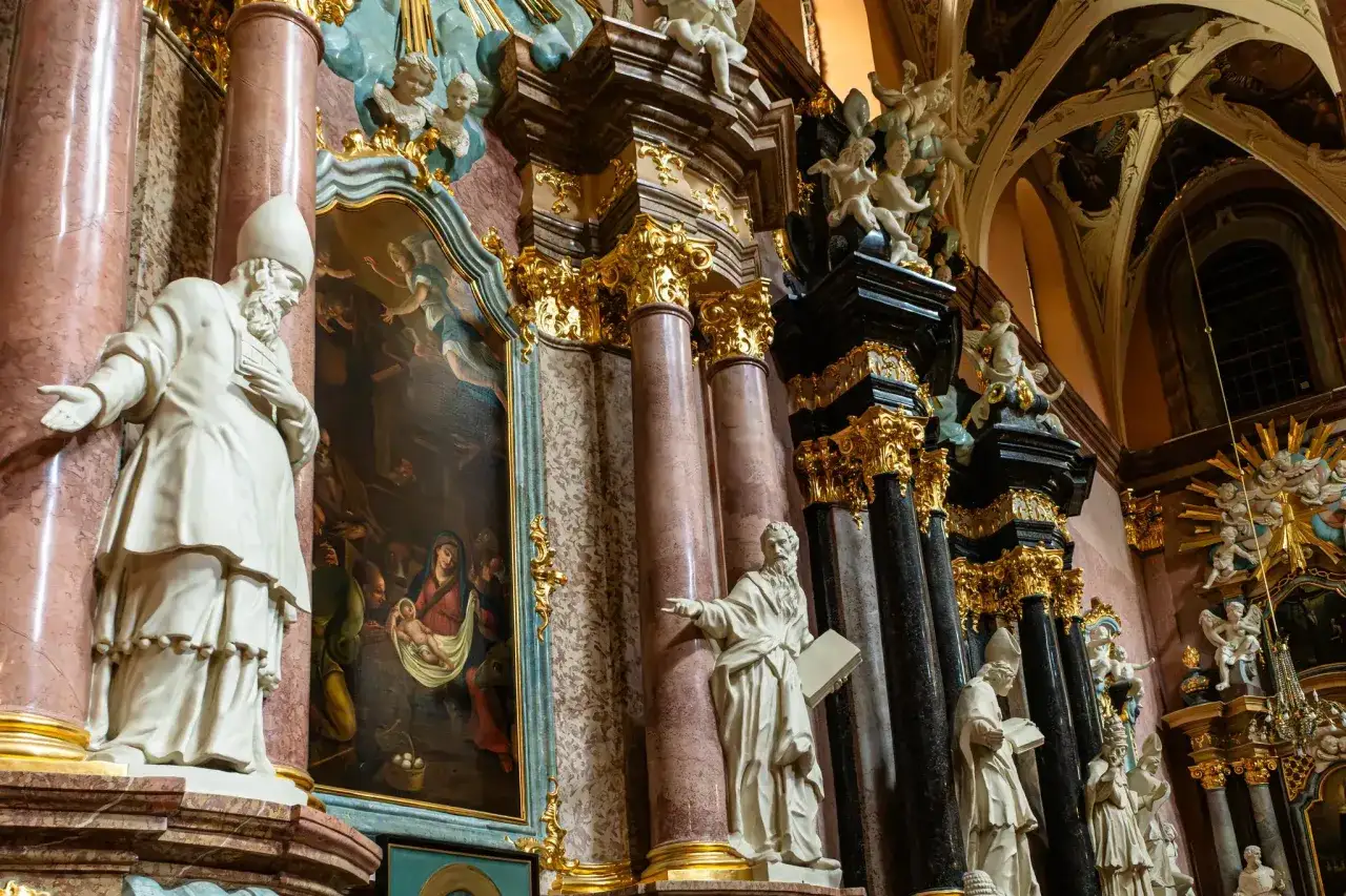 Wnętrze kościoła z rzeźbami i obrazem. Złote zdobienia i marmurowe kolumny tworzą niepowtarzalny zakątek na tej ziemi.