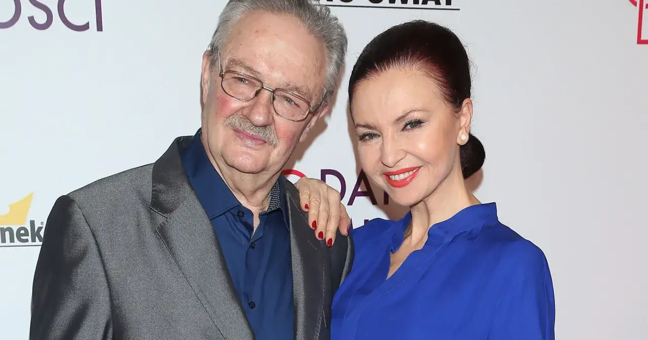 Grażyna Brodzińska z mężem i dziećmi, uśmiechnięci i elegancko ubrani, pozują do zdjęcia.