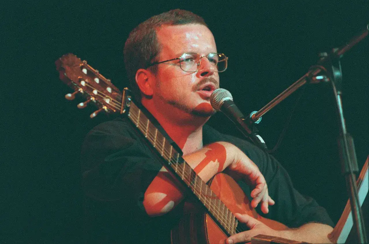 Jacek Kaczmarski śpiewa, grając na gitarze. Jego piosenki, ułożone alfabetycznie, tworzą bogaty repertuar.