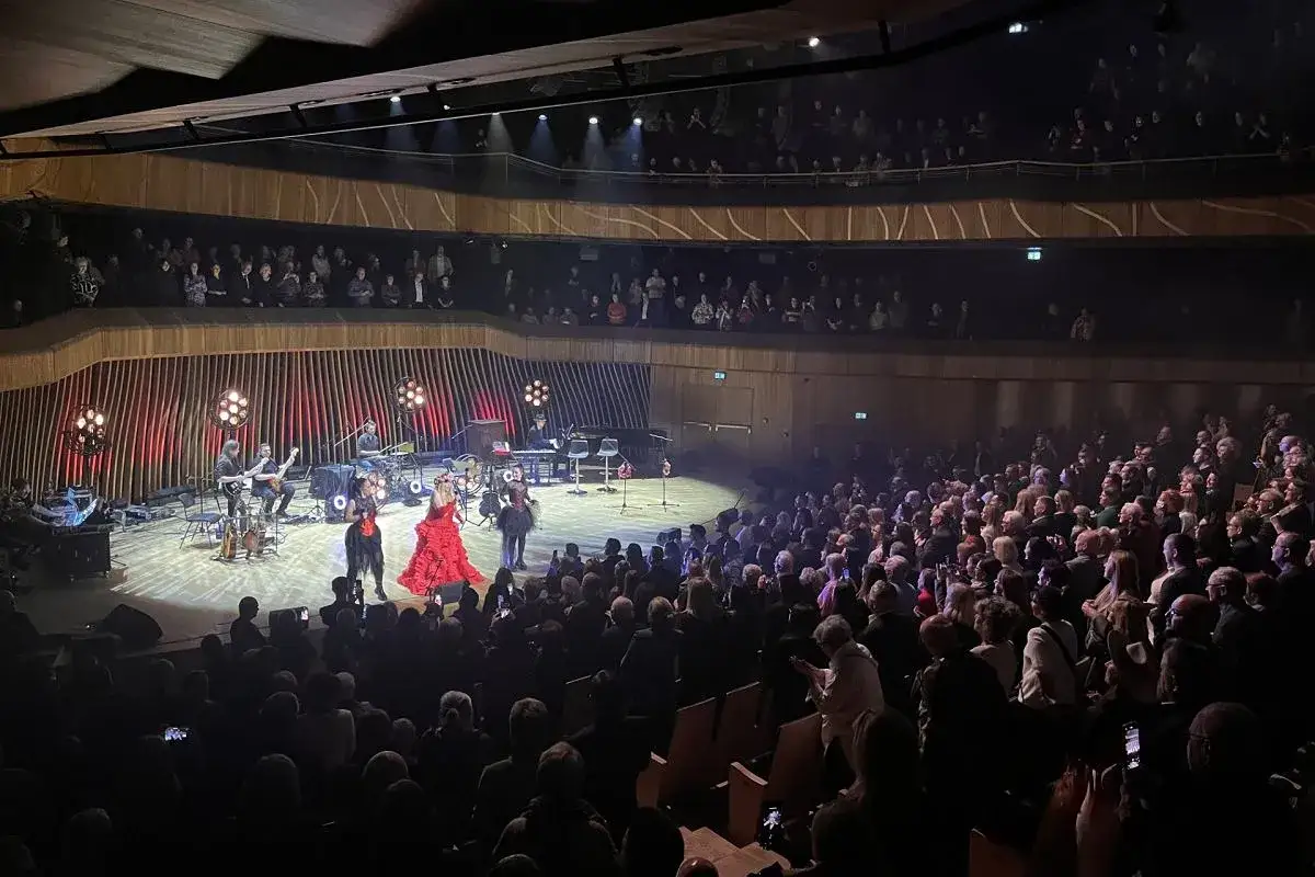 Koncert na żywo z Marylą Rodowicz w czerwonej sukni. Widownia wypełnia salę, a artyści grają na scenie. Ile lat ma Maryla Rodowicz? To pytanie zadaje sobie wielu fanów.