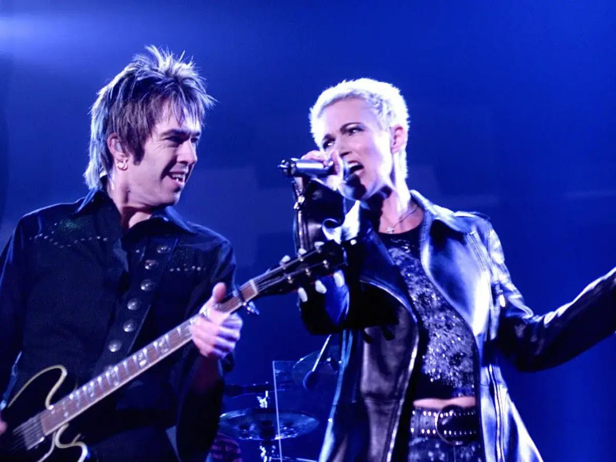 Performerzy Roxette na scenie, grający swoje niezapomniane utwory.