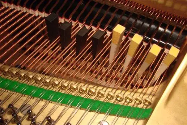 Zdjęcie Gdzie kupić struny do pianina i zaoszczędzić? Poradnik dla muzyków