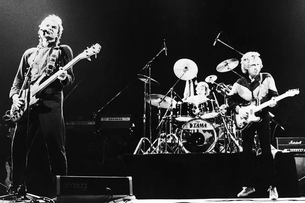 The Police na koncercie, Sting gra na basie, Andy Summers na gitarze, Stewart Copeland za perkusją.