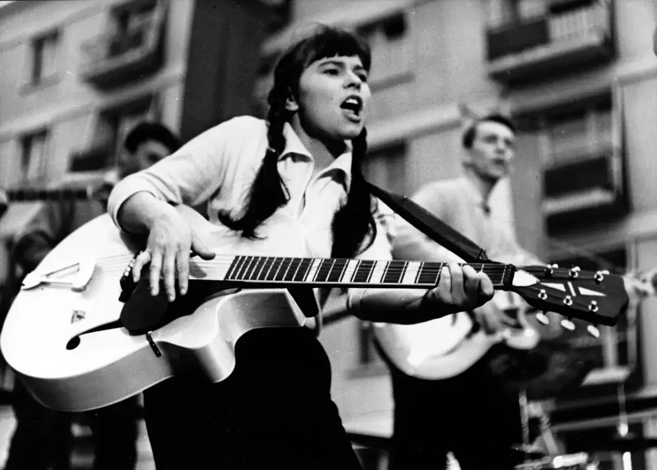 Karin Stanek śpiewa i gra na gitarze, wykonując swoje kultowe utwory.